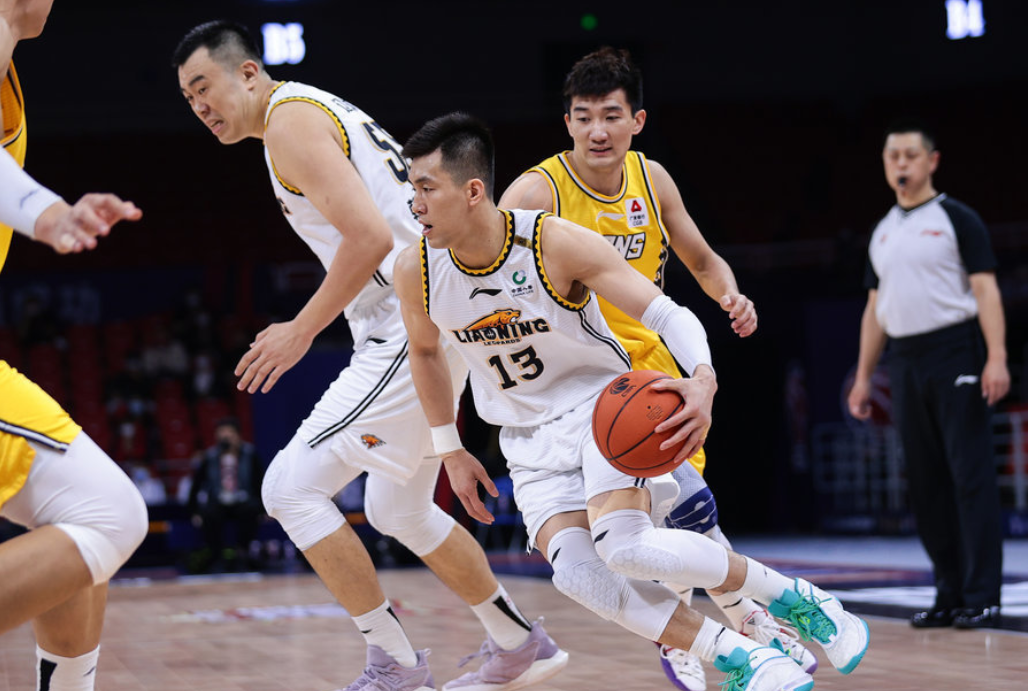 九游游戏旧版本里程碑夜！俄克拉荷马雷霆更衣室发声，CBA常规赛赛前刷纪录，话题不断，更衣室氛围转暖的简单介绍