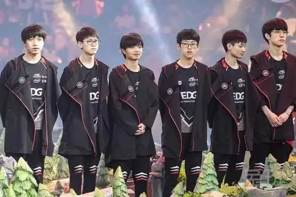 九游旧版本下载链接关于风云突变拜仁慕尼黑集结日调整名单浓眉哥在RNG比赛中回归赛场，这操作让人直呼：风云突变斯图加特加时末段远射贴柱的信息